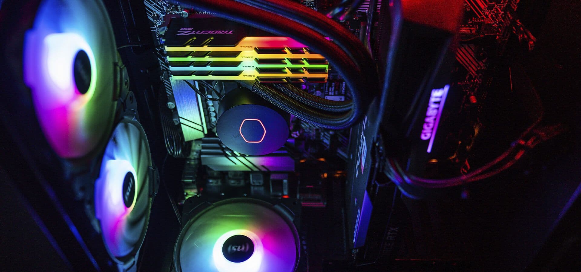 Ordenador de sobremesa abierto