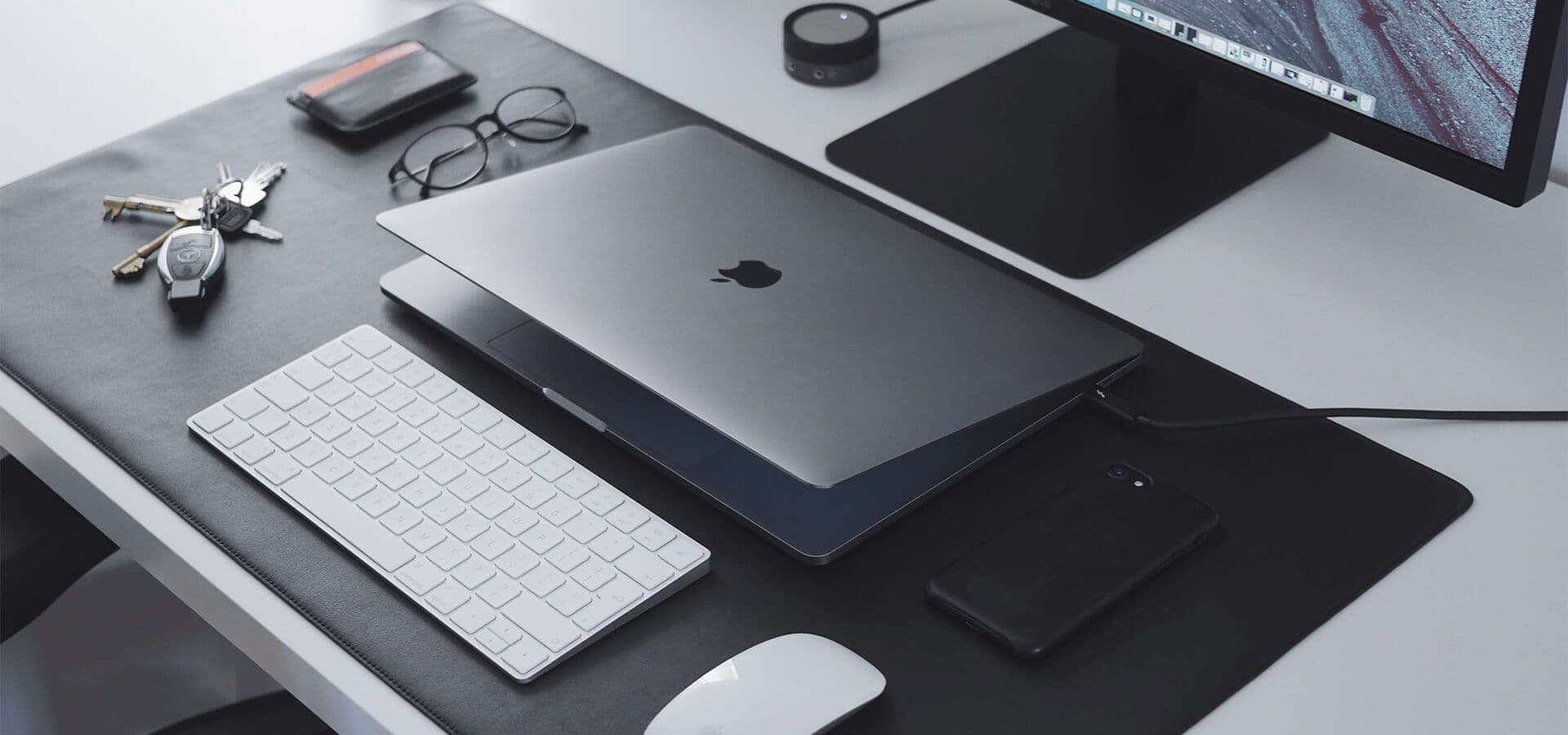 Escritorio con ordenador Mac
