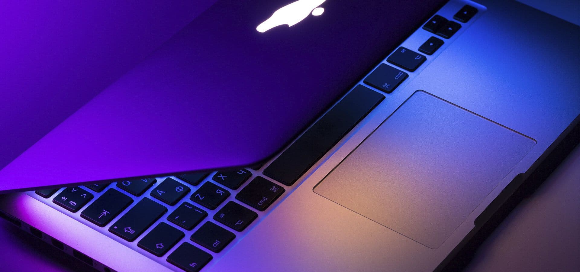 Ordenador Mac Book Pro encendido en un escritorio