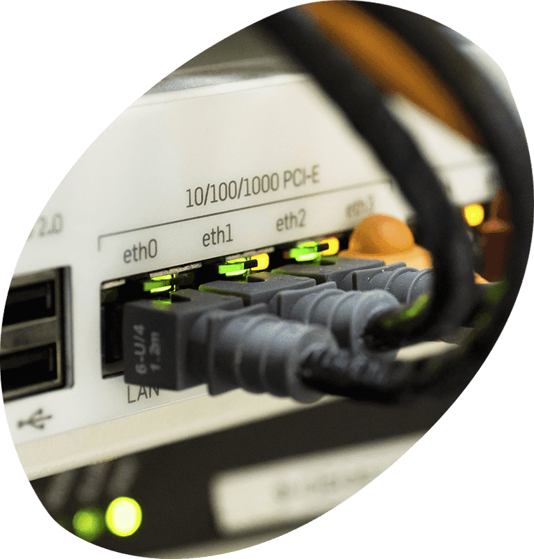 Router de ordenador con cables de red conectados